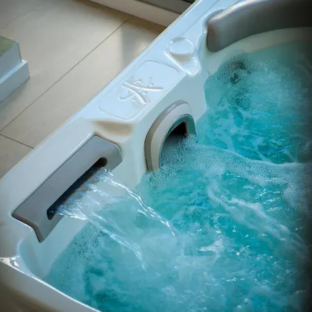 Bono Jacuzzi & Saint-Laurent-du-Var